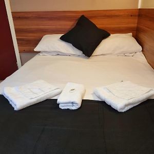 Zimmer mit Kingsize-Bett