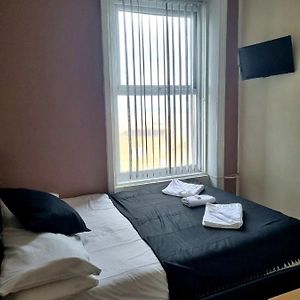 Zimmer mit Kingsize-Bett